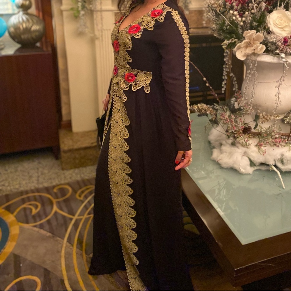 Black Long Sleeve Dress with Gold Lace and Red Floral Accents with Belt size Med - Picture 3 of 13